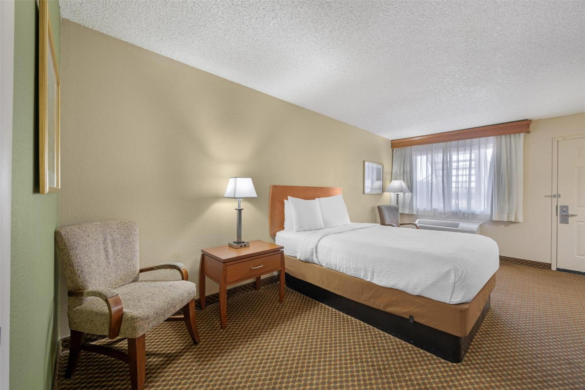 Queen Room with Roll-In Shower - Mobility Access,1742796425:JPEG